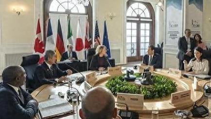 普京手势揭示真相，中方立场转变，7国武统立场遭质疑