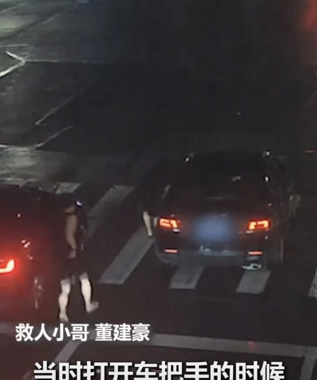 人民日报都忍不住给他点赞！近日义乌，路口红灯，小车却突然滑向中间！邻车男子果断下