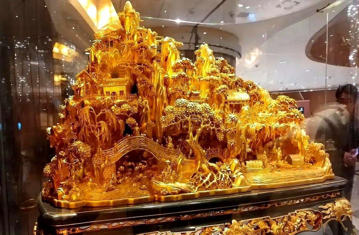 何鸿燊要是还在世，看到这幕怕是要闭不上眼。
他一手拉扯大的卫星赌场，年底一口气关