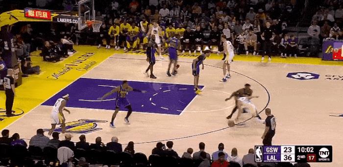 9中1！库里这状态巴特勒来了都没啥用！
在今天湖人对阵勇士的第二节比赛中，库里外