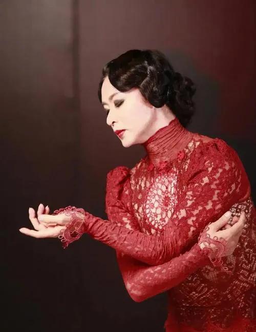 金星说，我小时候母亲总给我穿姐姐的旧衣服，而且总会把姐姐的花衣服染成蓝色或黑色再