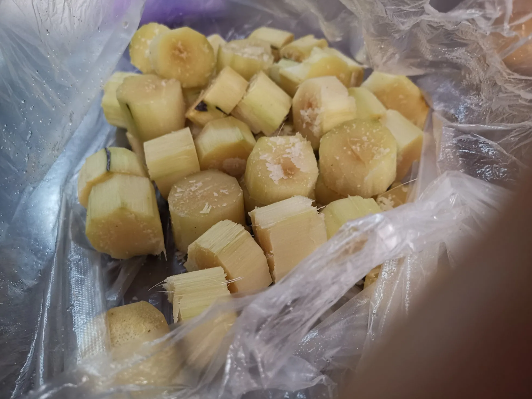不知不觉我竟然变成了没苦硬吃的中年妇女。
买了一根甘蔗，切段，方便吃。
一家四口