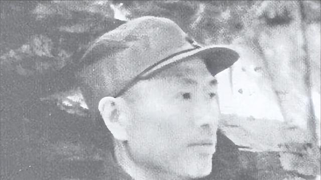 秘书告诉秦基伟，邓华坐在台下角落里，秦：这不妥，请到主席台上