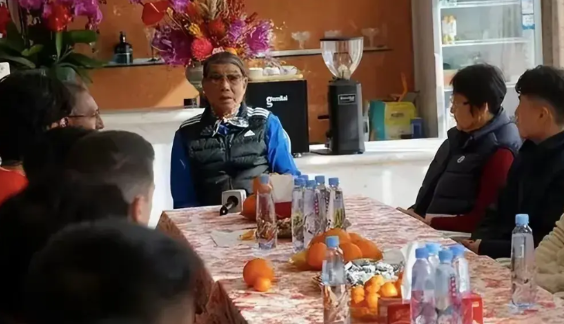 因“举例不当”冲上热搜，青训教父徐根宝大概也没有想到。
这也行？
名人嘛，一举一