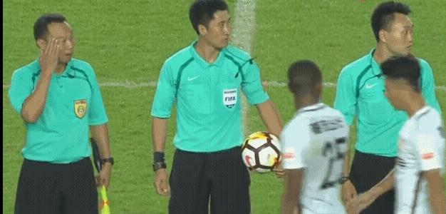 就凭张呈栋击打劝架队友这一下，青岛西海岸就应该禁赛甚至和张呈栋解除合同！真的性质
