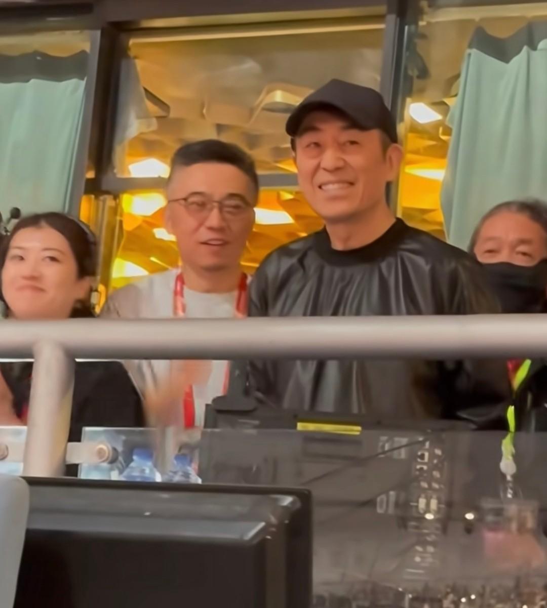 看张艺谋现身张艺兴演唱会，估计得有很多人好奇他俩啥关系的？因为这次张艺兴在鸟巢的