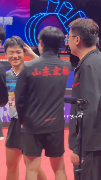 王楚钦3-0胜削球小将后摸头安慰他~
魏桥3-0下班，今天头哥一单打削球小将李天