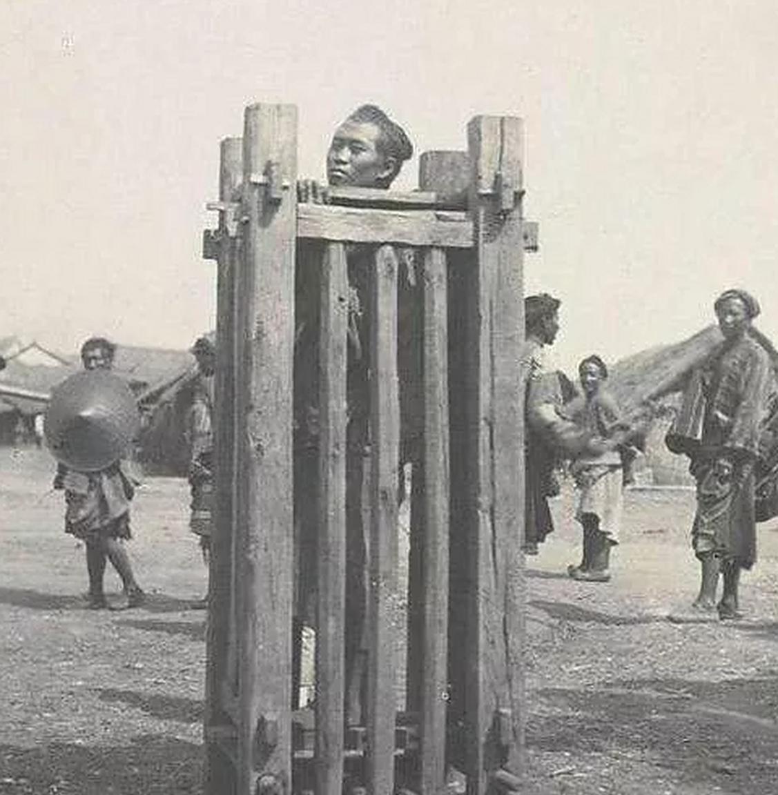 山东人重教育，抗战期间兵荒马乱也是如此。
1941年3月，失学在家的高小毕业生程
