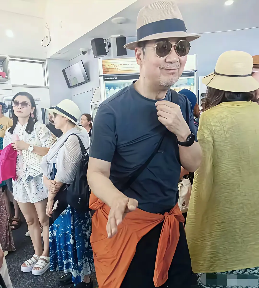 张国立和邓婕现身澳大利亚啦！70岁的张国立戴墨镜背挎包，精气神十足；67岁邓婕穿