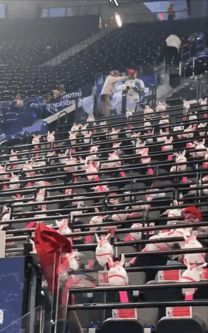整活！快船主场准备“充气马驹”，准备干扰独行侠！
这个干扰罚球的“充气马驹”摆放