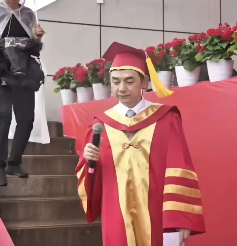 以后西华大学毕业生难找工作了!

西华大学校长李秋实，正厅级高校校长，首席科学家