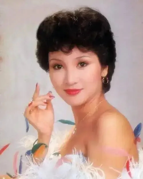 1985年的一个深夜，34岁的狄波拉盛装打扮后，敲开了赌王何鸿燊的房门，开门后她