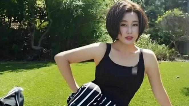 73岁刘晓庆和68岁妹妹出游！妹妹已成老奶奶了，她打扮时髦像少女