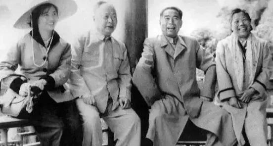 1960年，广西桂林，陈毅，张茜与周总理，邓颖超在一起，喜笑颜开，喜出望外，笑容