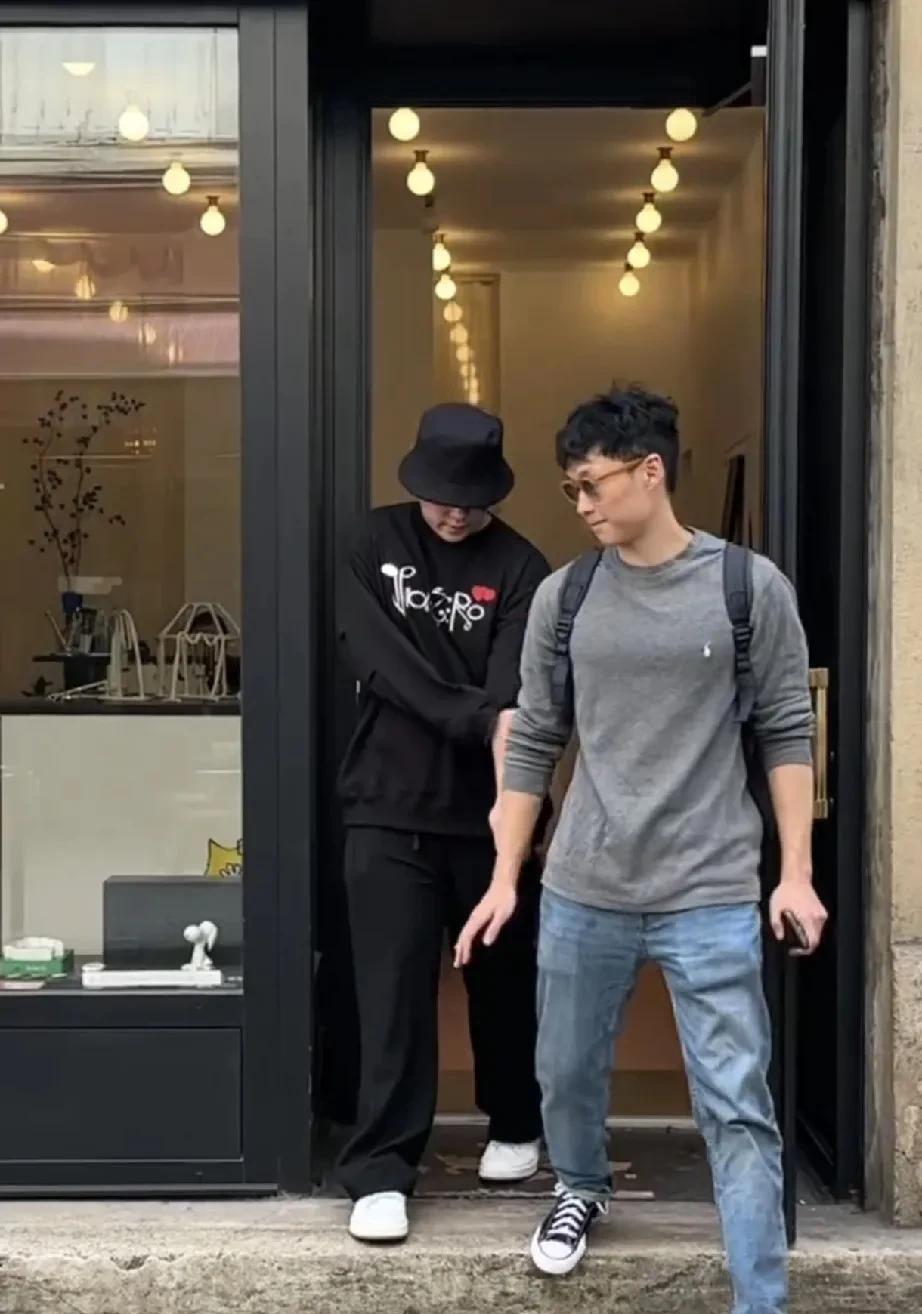 香港顶流歌手姜涛就长这样？肚子上的游泳圈隔着衣服都看得见！小伙子胖点没什么，但是