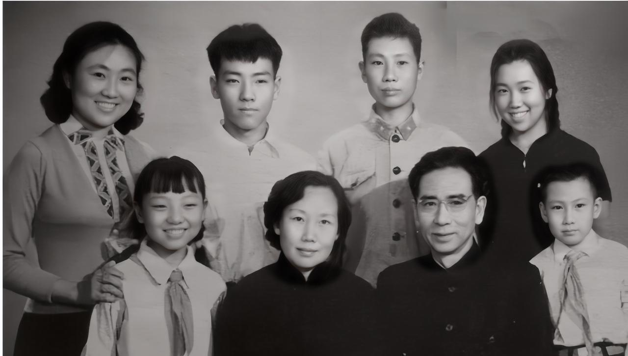 照片第一排左数第三位的男士，脸庞清瘦，非常帅气，看起来，是不是很像一个人？
你知