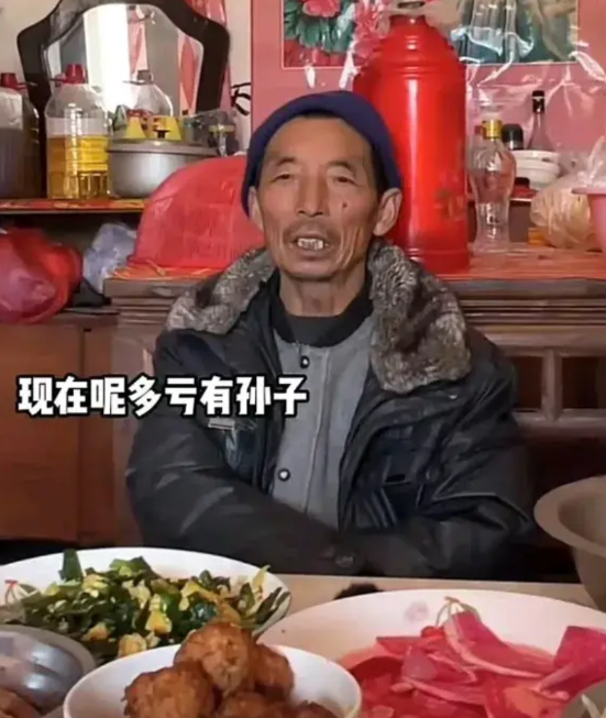儿子意外去世，早年丧妻的父亲悲痛不已，仿佛失去了灵魂，怀孕70天的儿媳妇说：“爸