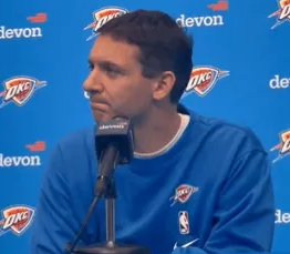 NBA常规赛，雷霆对阵勇士。
赛前，雷霆主帅戴格诺特谈到此前短暂效力雷霆的艾尔-