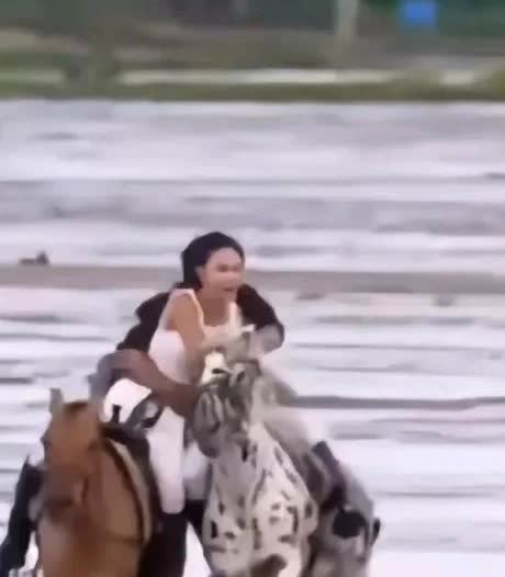 不作不死，一男一女各骑一匹马骑得好好的，男子突然一把将女子抱到自己的马背上，看着