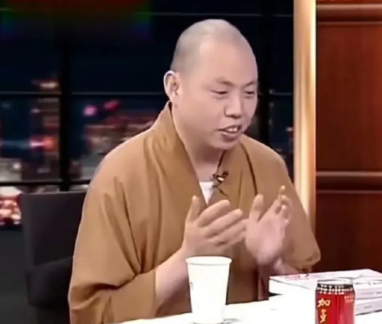 窦文涛问这个和尚，见到美女心里有没有感觉。这个和尚回答的滴水不漏。
在一期采访中