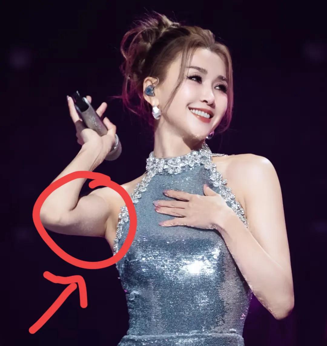 佩服歌手王蓉的直截了当
一句话一下子揭开娱乐圈的一块遮羞布
本来不喜欢王蓉，到现