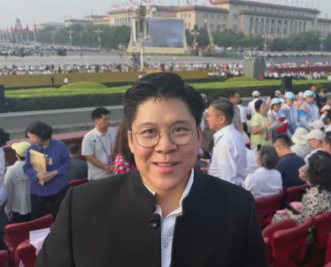 香港仅此一家！三代人都受邀登楼观礼，爷爷还参加过3次

霍家作为香港的顶尖豪门之