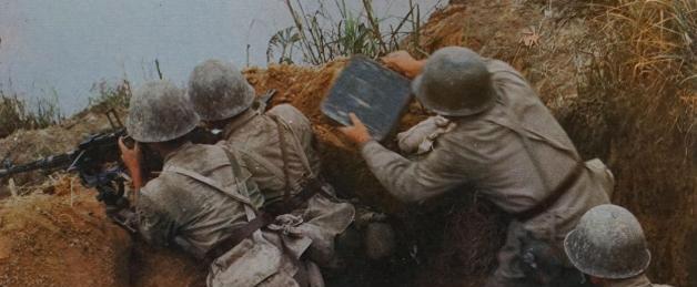 1982年，炊事兵张廷富收到未婚妻寄来的分手信。他一时气不过，回了一个只有一个字