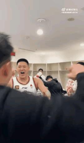 同曦男篮客场以96比93力克广东宏远，全队上下欣喜若狂，宛如夺冠般兴奋！赛后，球