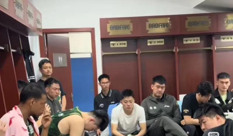 曾繁日一轮游后痛苦不已，他说最想在季后赛碰到广东队，如果能把广东淘汰就最好了！