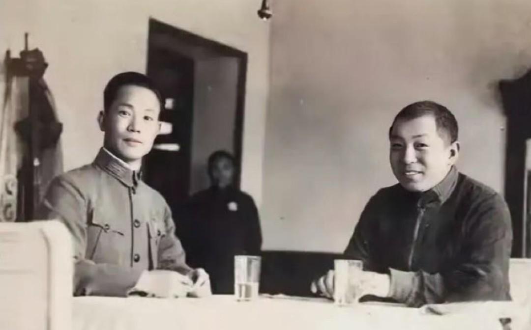 1936年，陈诚与张学良座谈后合影。彼时正值西安事变前夕，二人围绕军政议题展开交