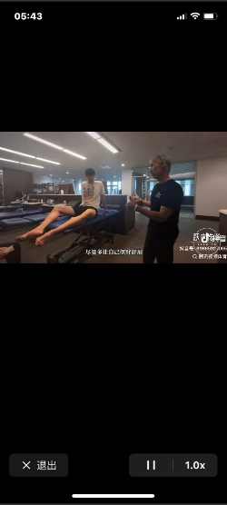 

16顺位被开拓者选中，杨翰森妈妈似乎不太满意啊！上来接受采访，一点笑容都没有