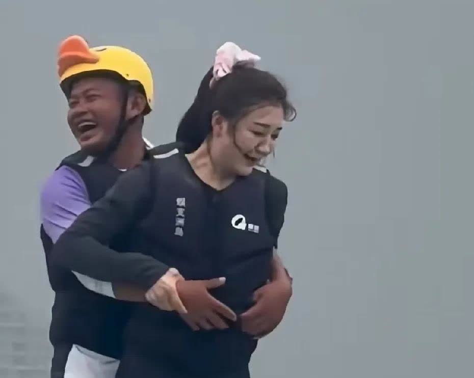 陈梦玩水上飞项目，看表情可把她吓坏了，大哥搂着世界冠军开心的和大家打招呼