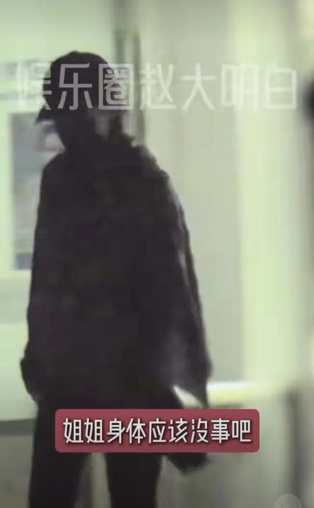 刘亦菲深夜医院路透引担忧！粉丝：别卷了，先顾好身体啊
刘亦菲深夜被拍从医院离开的
