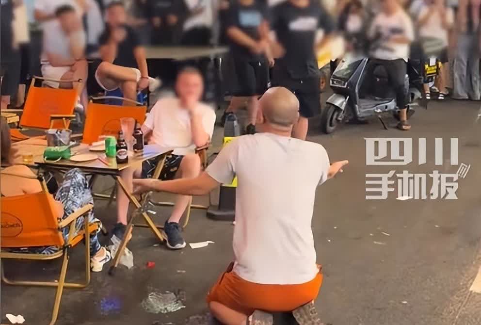 ·中国人当街跪老外！吉林一光头男子当街向外国人下跪，还连着磕了3个响头，结果遭到