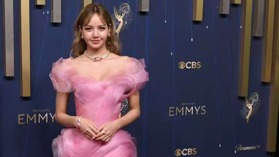 Lisa粉色公主裙甜度超标，谁能拒绝爱笑的女明星