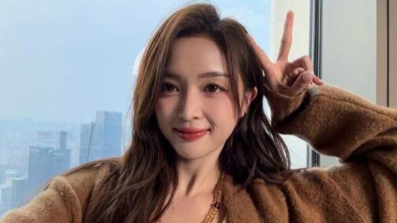 吴宣仪因被推搡情绪崩溃，机场抱头痛哭后，深夜又发“退圈”言论