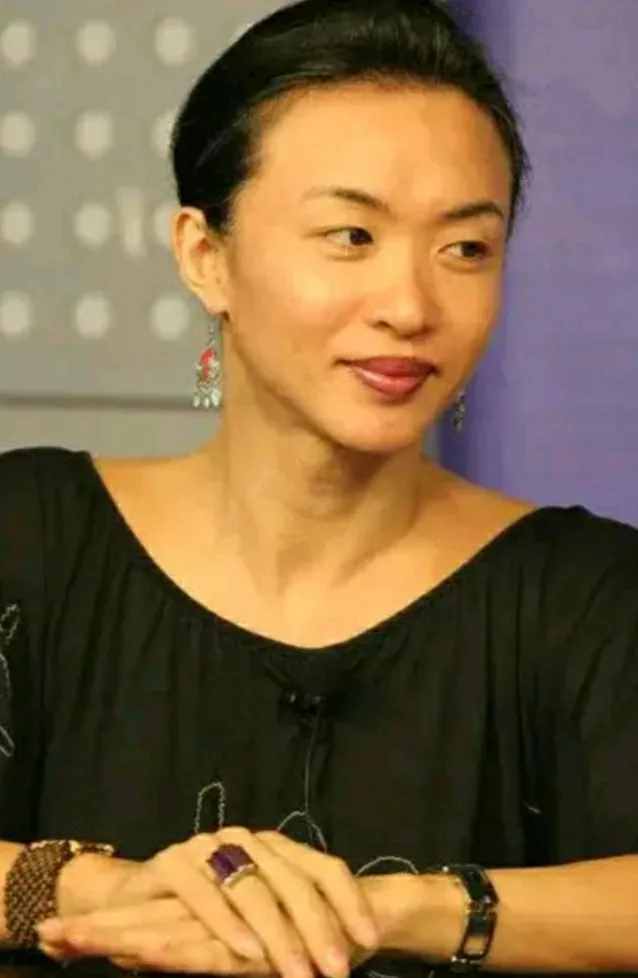 一天，金星驾车去上班，与一位骑电动车大妈发生摩擦，大妈说："我血压高，头晕，你得