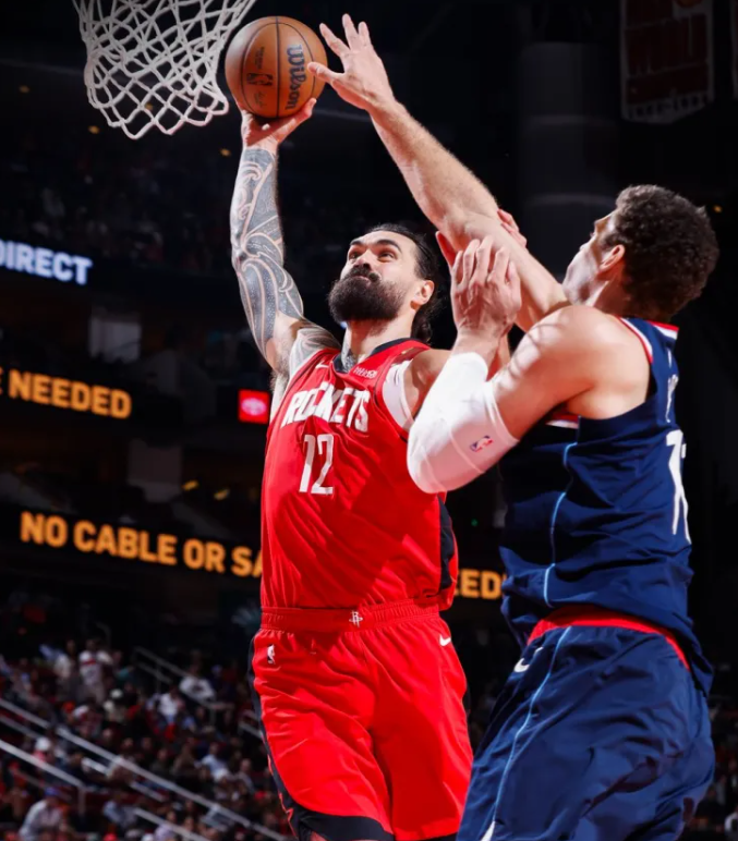 NBA常规赛，火箭115-113战胜快船。
本场比赛，火箭球员史蒂文-亚当斯得到