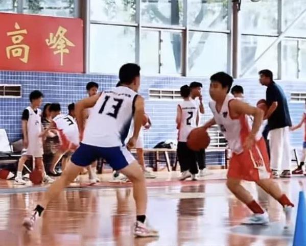 广东宏远“明日之星选拨营”即将开启，宏远篮球训练营已有4位学员入选选秀营！
广东