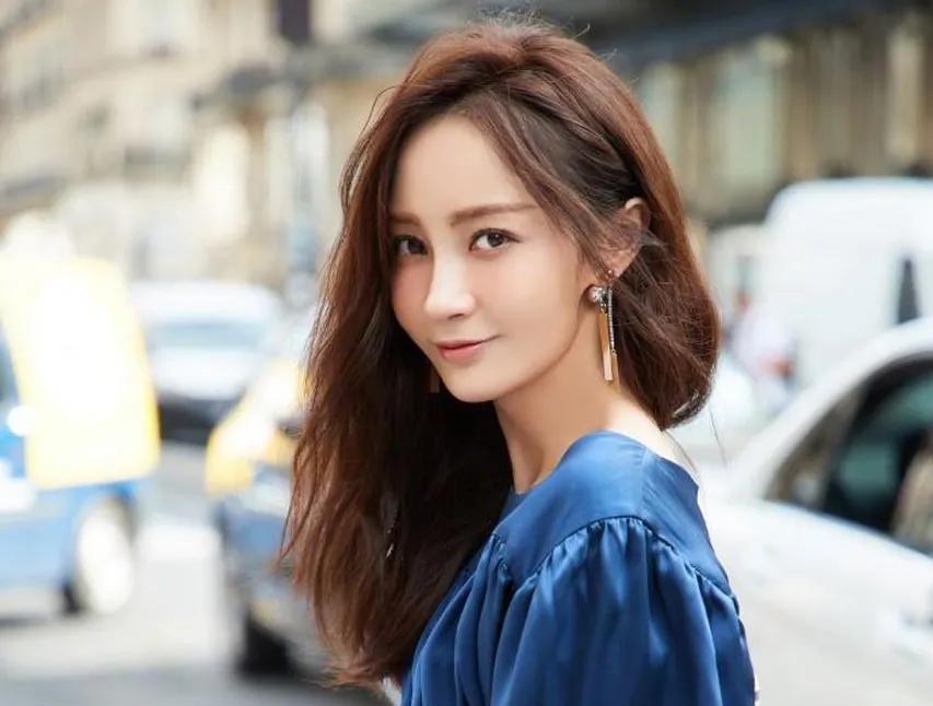 姚笛，让人意外！
姚笛偷偷注册了账号并发文，简单6个字和一张照片，却让她落寞又无