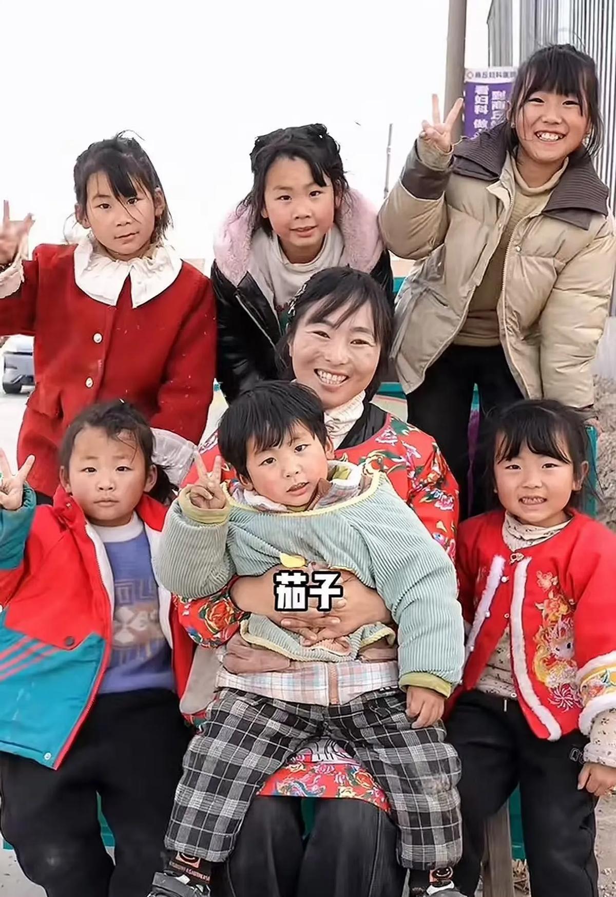 令人泪目！2021年，男子在修拖拉机时被砸身亡，妻子不堪重负，丢下5个孩子离家出