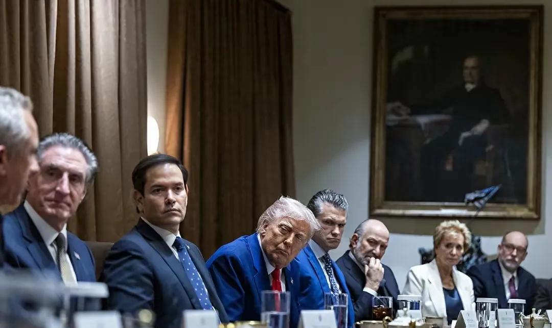 臭名昭著的反华人士，美国国务卿卢比奥已经受到严重地打压。在反捶势力的重压下，终于