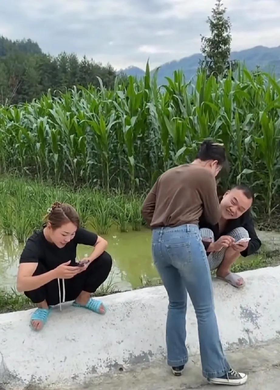 笑坏了！姐姐和姐夫在玩手机，小姨子非要凑热闹，结果三个人纷纷湿身。
姐姐和姐夫在