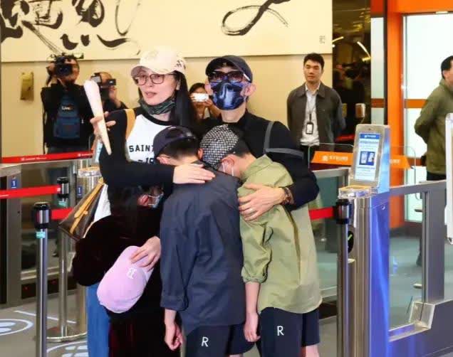 欢迎亚亚回来，在这边安顿好了再把孩子一起接回来，长久两地分居不是好事，总有一天会