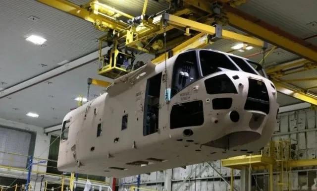 根据美以之间价值 20 亿美元的合同，首架 CH-53K 佩雷重型军用运输直升机