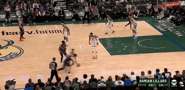一脸懵！里弗斯突破丢球再送雄鹿反击！
在今天NBA常规赛湖人对阵雄鹿的第三节比赛