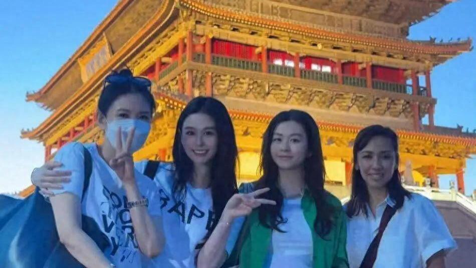 邱淑贞带女儿游西安，打扮时尚！母女神似姐妹
