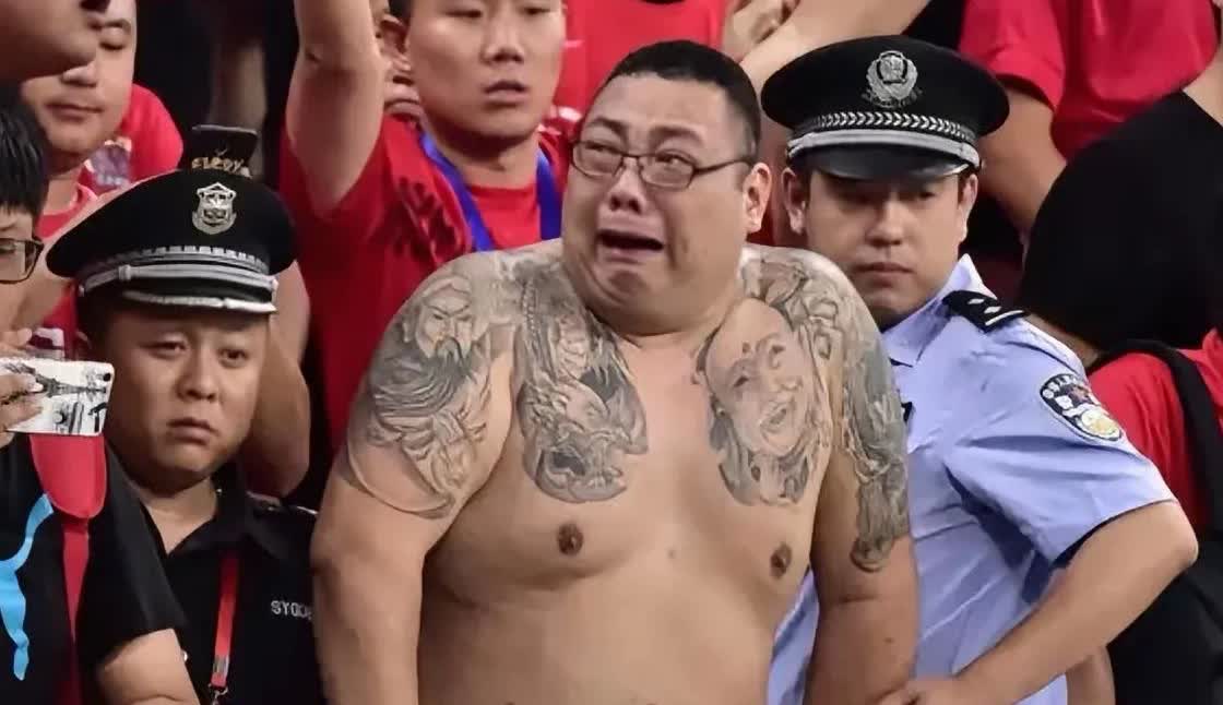 人格与国格，哪个更重要？当相关部门对偶尔侮辱球员人格的球迷进行严厉打击之时，是否