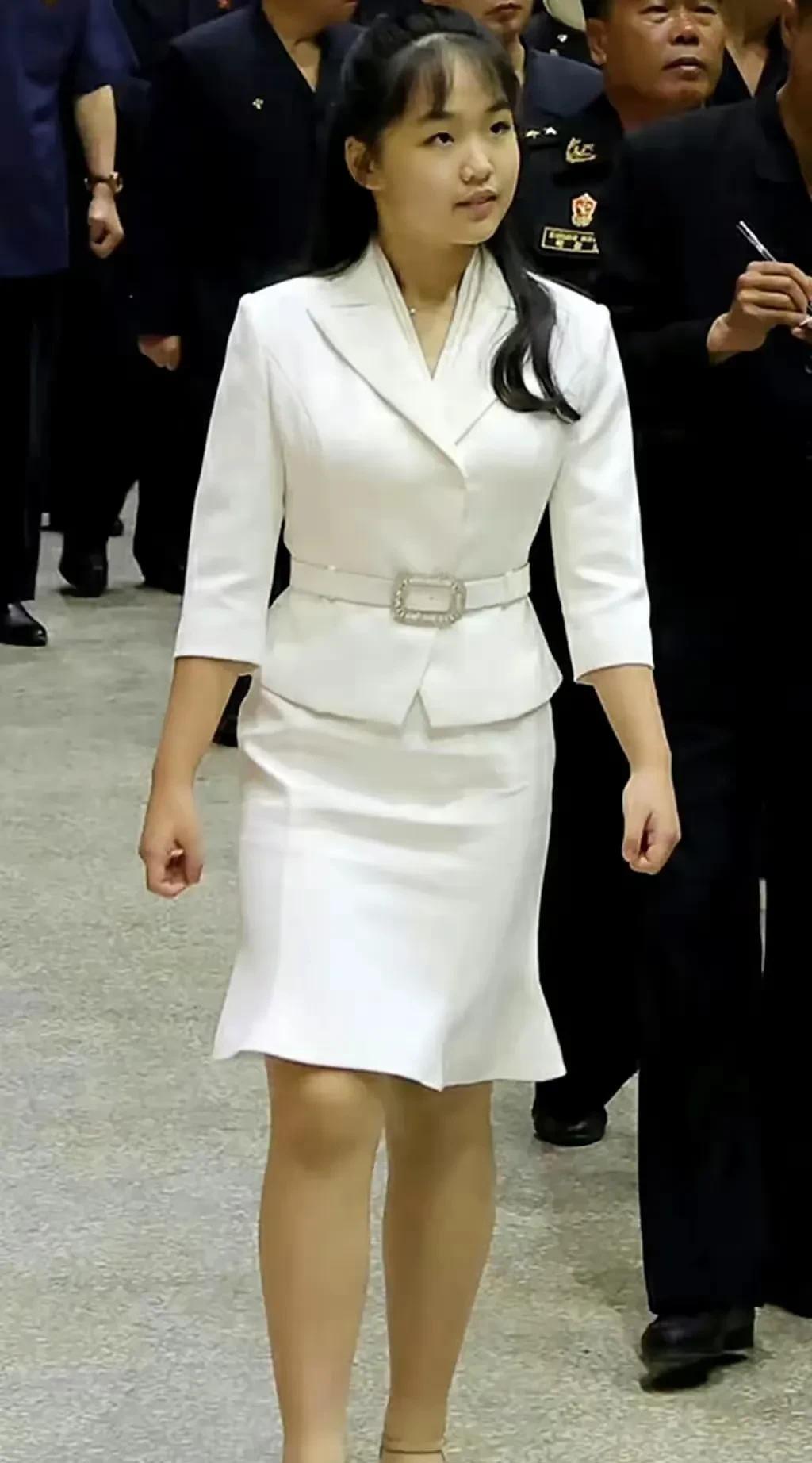 这小女孩，从小就是含着金钥匙下生人的，并且是在蜜罐中一点点长大的，而且还可以大胆