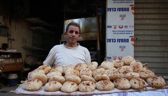 1984年，埃及政府推出廉价大饼解决国民问题，一张饼价格只有人民币一毛钱，但每天